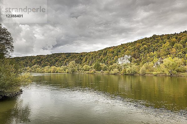 Gewitterwolken über der Donau bei Matting  Bayern  Deutschland  Europa