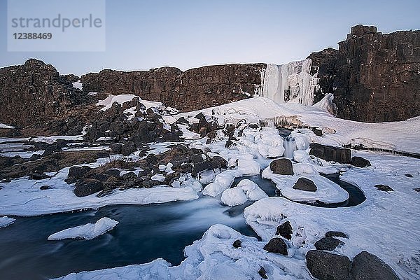Teilweise gefrorener Wasserfall Öxarárfoss im Winter  Fluss Öxará  Pingvellir Nationalpark  Goldener Kreis  Südisland  Island  Europa