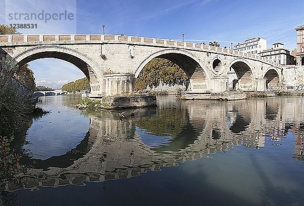 Ponte Garibaldi-Brücke über den Tiber  Rom  Latium  Italien  Europa