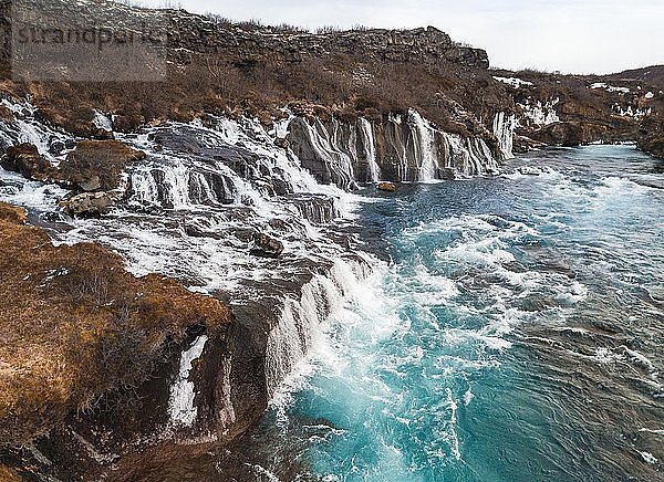 Wasserfall  Fluss Hvítá  Wasserfall Hraunfossar  Westliche Region  Island  Europa
