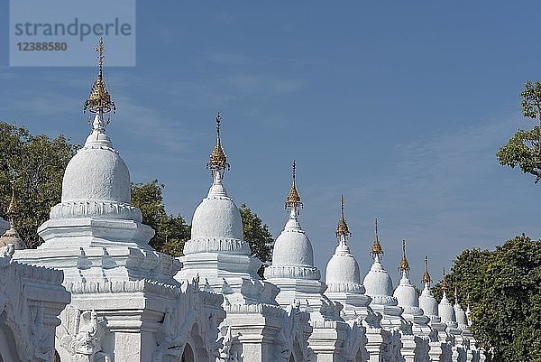 Weiße Kyauk-Gu-Höhlenstupas in der Kuthodaw-Pagode  Mandalay  Myanmar  Asien
