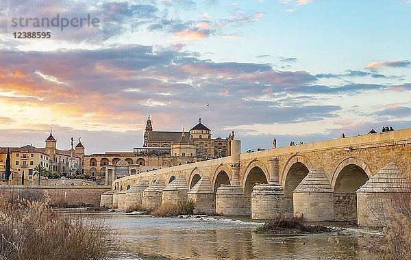 Sonnenuntergang  Puente Romano  römische Brücke über den Rio Guadalquivir  hinter der Mezquita  Catedral de Córdoba  Cordoba  Andalusien  Spanien  Europa
