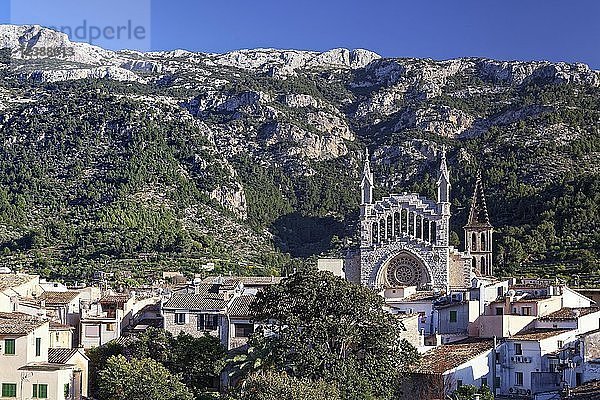Blick auf die Altstadt mit Kirche St. Bartholomäus  römisch-katholische Pfarrkirche  Sóller  Berge im Hintergrund  Serra de Tramuntana  Mallorca  Balearen  Spanien  Europa