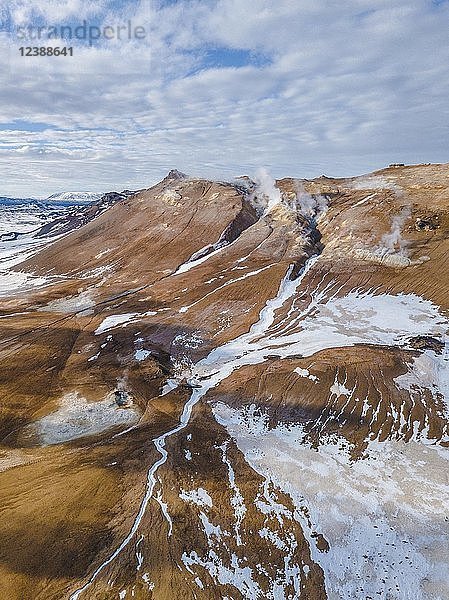 Luftaufnahme  dampfende Fumariles  Geothermiegebiet Hverarönd  auch Hverir oder Namaskard  Nordisland  Island  Europa