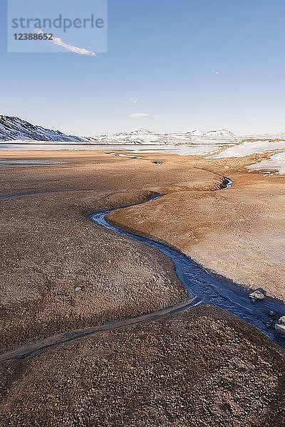 Gewundener Fluss im Geothermalgebiet Hverarönd  auch Hverir oder Namaskard  Nordisland  Island  Europa