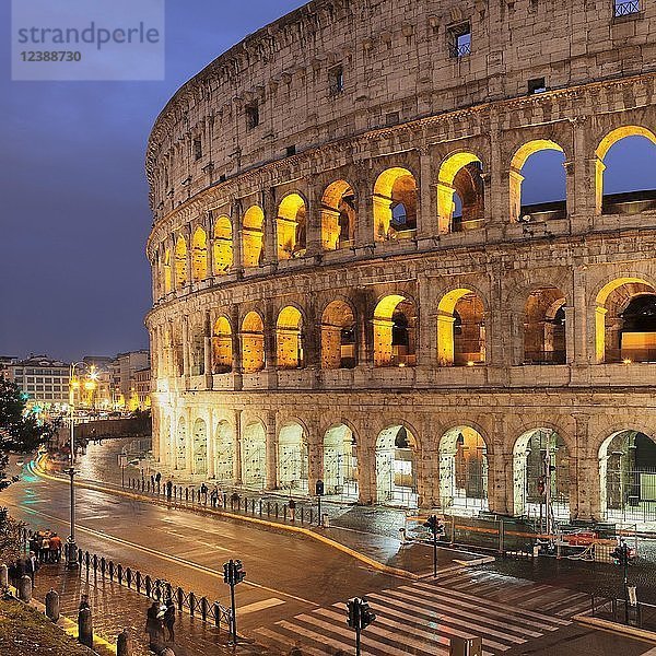 Beleuchtetes Kolosseum  Kolosseo  UNESCO-Weltkulturerbe  Rom  Latium  Italien  Europa