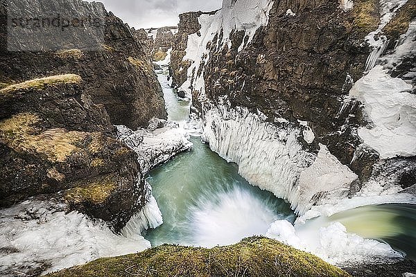Teilweise vereister Wasserfall in einer Schlucht  Kolugljúfur-Schlucht  nordwestliche Region  Island  Europa