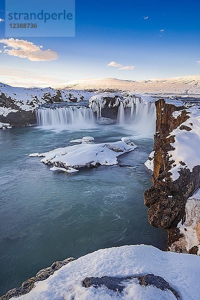 Abendtrimmung  Wasserfall Góðafoss  Godafoss im Winter mit Schnee und Eis  Fluss Skjálfandafljót  Norðurland vestra  Nordisland  Island  Europa