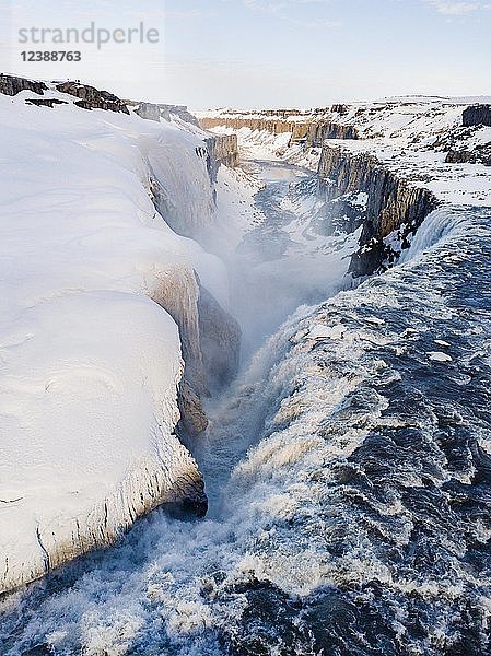 Luftaufnahme  Schneelandschaft  Schlucht  Canyon mit fallenden Wassermassen  Dettifoss Wasserfall im Winter  Nordisland  Island  Europa