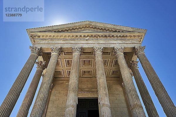 Fassade des Maison Carrée  eines antiken römisch-korinthischen Tempels  Nimes  Frankreich  Europa