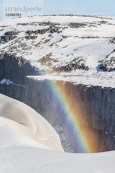 Jökulsárgljúfur-Schlucht  Felsen  Regenbogen am Dettifoss-Wasserfall im Winter  Nordisland  Island  Europa