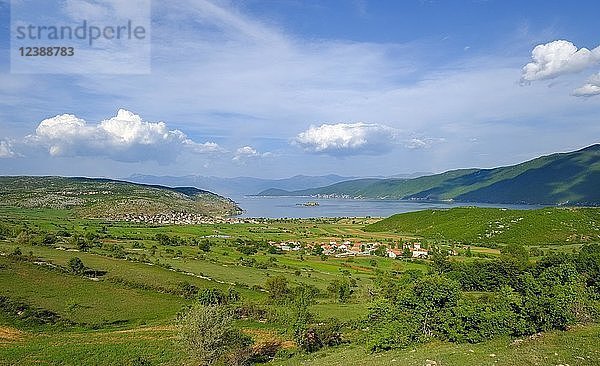 Großer Prespa-See mit der Insel Maligrad und den Dörfern Lejthize und Liqenas  Prespa-Nationalpark  nahe Korça  Albanien  Europa