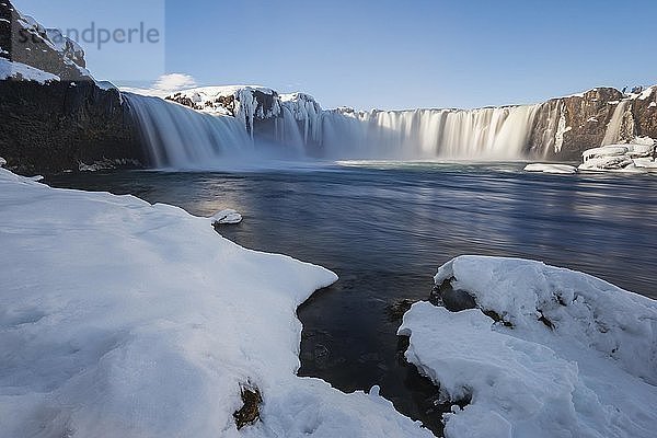 Wasserfall Góðafoss  Godafoss im Winter mit Schnee und Eis  Fluss Skjálfandafljót  Norðurland vestra  Nordisland  Island  Europa