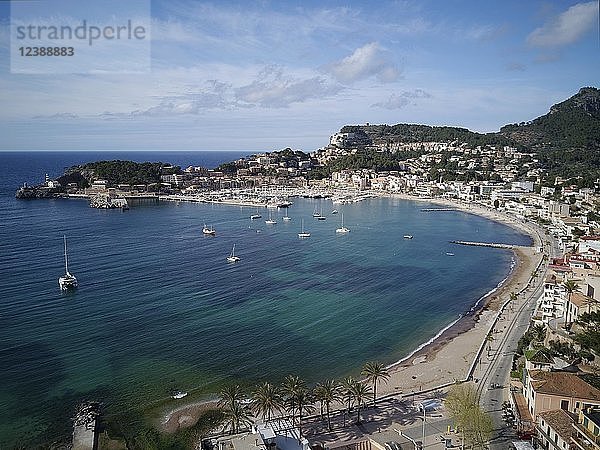 Blick auf Bucht mit Strand  Naturhafen  Port de Sóller  Serra de Tramuntana  Mallorca  Balearische Inseln  Spanien  Europa
