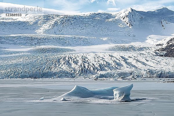 Gefrorene Lagune mit Eisscholle  Fjallsárlón Gletscherlagune  Südisland  Island  Europa