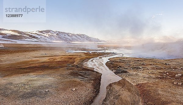 Dampfender Fluss im Geothermalgebiet Hverarönd  auch Hverir oder Namaskard  Nordisland  Island  Europa
