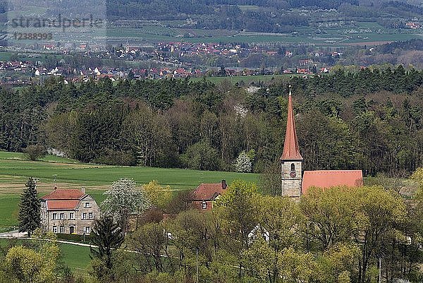 Kirche St. Giles und altes Schulhaus  heute Gemeindehaus  Beerbach  Mittelfranken  Bayern  Deutschland  Europa