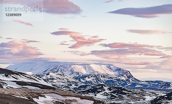 Abendstimmung  schneebedeckte Vulkanlandschaft  Isländisches Hochland  bei Mývatn  Vulkan Krafla  Nordisland