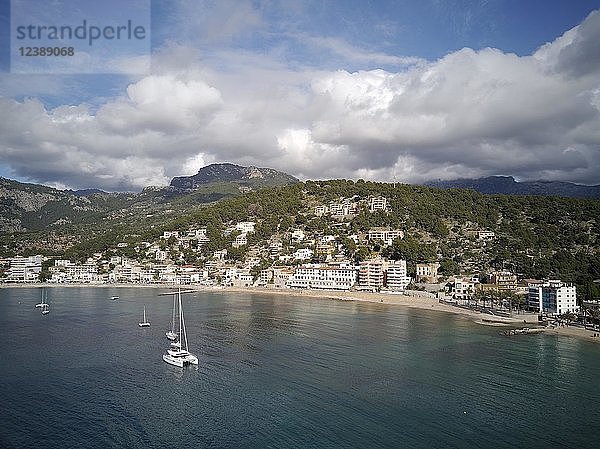 Blick auf Port de Sóller  Serra de Tramuntana  Mallorca  Balearische Inseln  Spanien  Europa