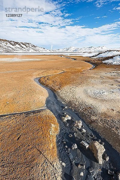 Gewundener Fluss im Geothermalgebiet Hverarönd  auch Hverir oder Namaskard  an der hinteren dampfenden Quelle  Nordisland  Island  Europa