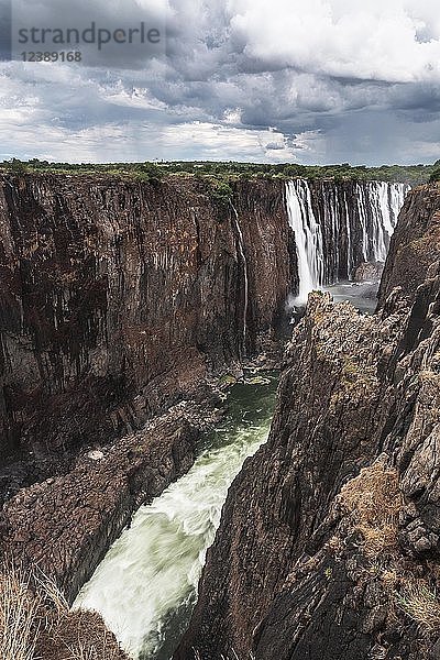 Victoriafälle  Wolkenhimmel  Simbabwe  Afrika