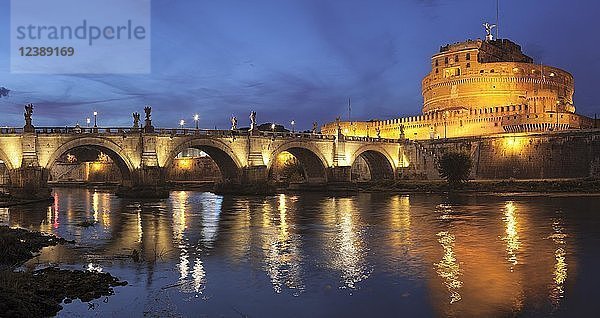 Engelsburg und Engelsbrücke  Dämmerung  Rom  Latium  Italien  Europa