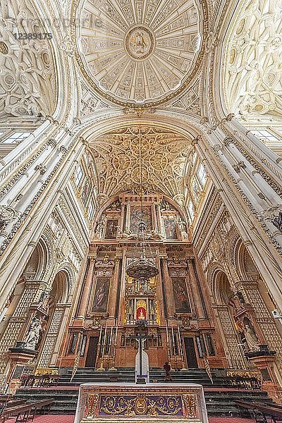 Heiligtum  verzierter und vergoldeter Altar  Mezquita-Catedral de Córdoba oder Kathedrale der Empfängnis Unserer Lieben Frau  Córdoba  Provinz Cordoba  Andalusien  Spanien  Europa