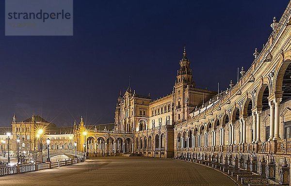 Beleuchtete Plaza de España bei Nacht  Sevilla  Andalusien  Spanien  Europa