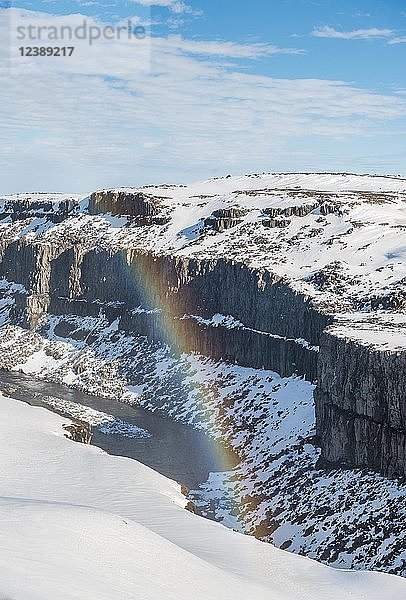 Schlucht Jökulsárgljúfur  Klippen mit Fluss Jökulsá  Regenbogen  Dettifoss im Winter  Nordisland  Island  Europa