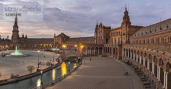 Beleuchtete Plaza de España in der Abenddämmerung  Sevilla  Andalusien  Spanien  Europa