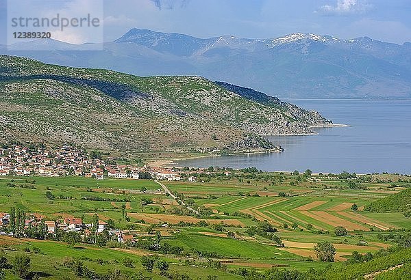 Großer Prespa-See mit den Dörfern Lejthize und Liqenas  Prespa-Nationalpark  nahe Korça  Albanien  Europa