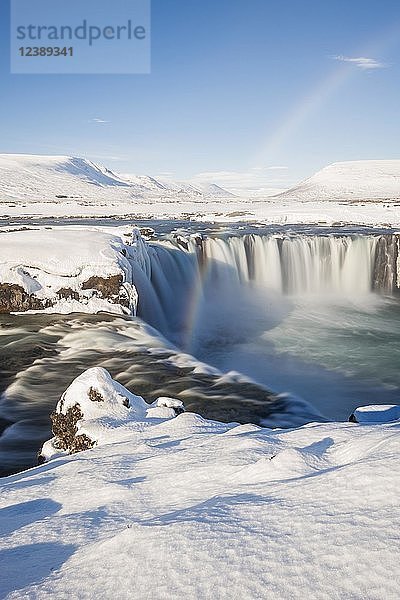 Regenbogen am Wasserfall Góðafoss  Godafoss im Winter mit Schnee und Eis  Wasser des Skjálfandafljót Flusses  Norðurland vestra  Nordisland  Island  Europa