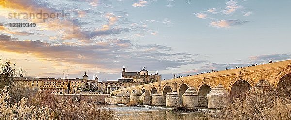 Sonnenuntergang  Puente Romano  römische Brücke über den Rio Guadalquivir  hinter Mezquita  Catedral de Córdoba  Cordoba  Andalusien  Spanien  Europa