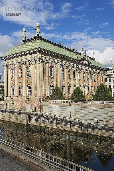 Wasserkanal und Riddarhuset oder Haus des Adels  entworfen von Simon De la Vallee  Gamla Stan  Stockholm  Schweden  Europa