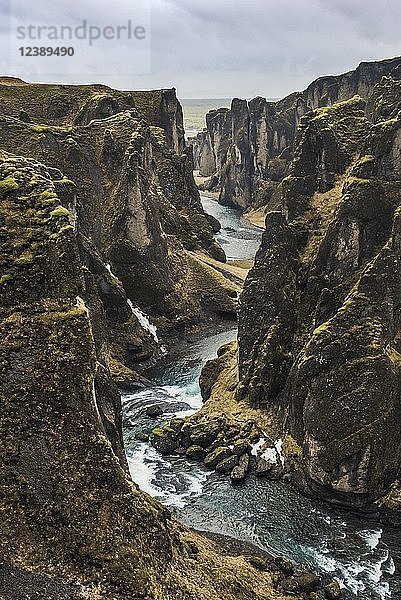 Fjaðrárgljúfur-Schlucht  tiefe Schlucht  Tuffgestein  bei Kirkjubaer an der Südküste  Südisland  Island  Europa