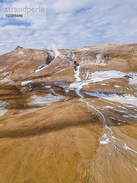 Luftaufnahme  dampfende Fumariles  Geothermiegebiet Hverarönd  auch Hverir oder Namaskard  Nordisland  Island  Europa