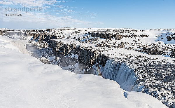 Schneelandschaft  Schlucht  Canyon mit fallenden Wassermassen  Dettifoss Wasserfall im Winter  Nordisland  Island  Europa