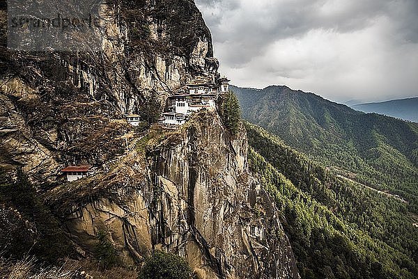 Buddhistisches Tigernestkloster Taktshang an steiler Felswand  Tigernest  Bezirk Paro  Himalaya  Königreich Bhutan