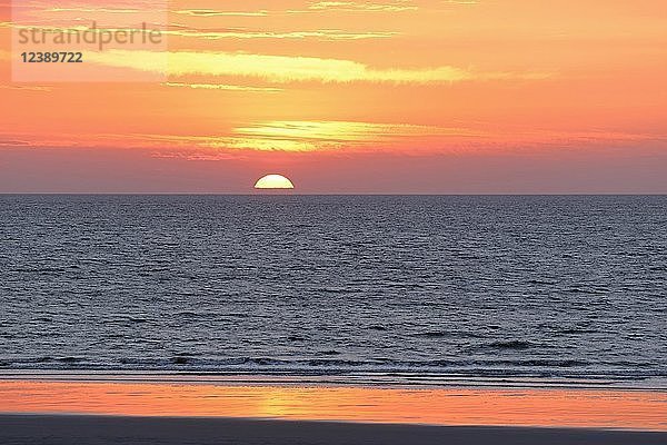 Sonnenuntergang über der Nordsee  Norderney  Ostfriesische Inseln  Niedersachsen  Deutschland  Europa