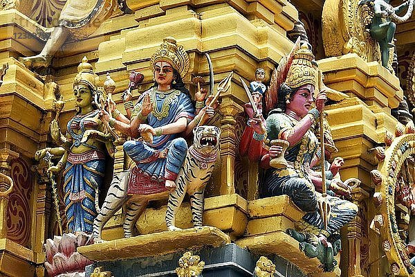 Farbenfroher  mit Figuren und Göttern geschmückter Hindu-Tempel  Sri Muthumariamman  Matale  Zentralprovinz  Sri Lanka  Asien