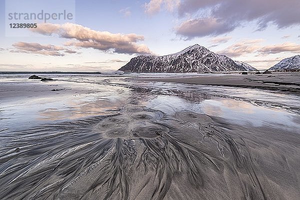Strukturen im Sand  Strand von Skagsanden  Lofoten-Inseln  Norwegen  Europa