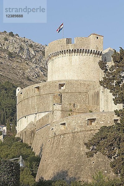 Minceta-Fort mit kroatischer Nationalflagge  Stadtmauer  Altstadt  Dubrovnik  Kroatien  Europa