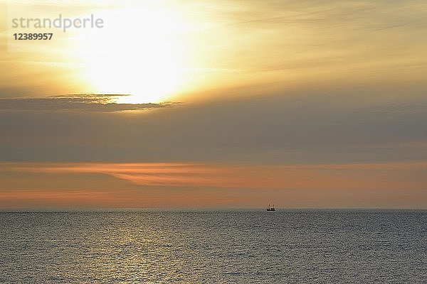 Sonnenuntergang über der Nordsee mit Trawler  Norderney  Ostfriesische Inseln  Niedersachsen  Deutschland  Europa