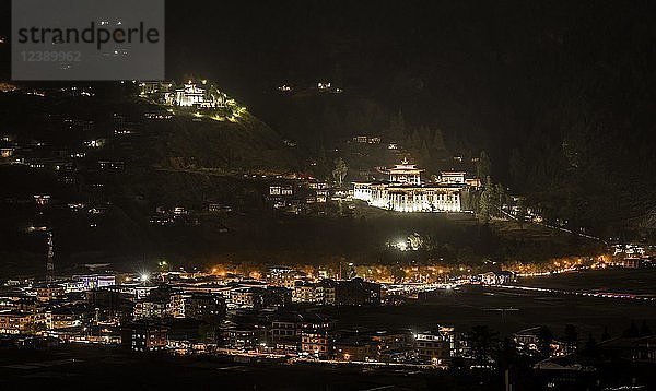 Nachtansicht  Blick auf Paro und Klosterfestung  Rinpung Dzong  Paro-Tal  Himalaya-Region  Bhutan  Asien