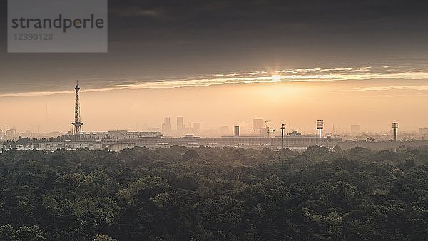 Berliner Funkturm und City West bei Sonnenaufgang  Berlin  Deutschland  Europa