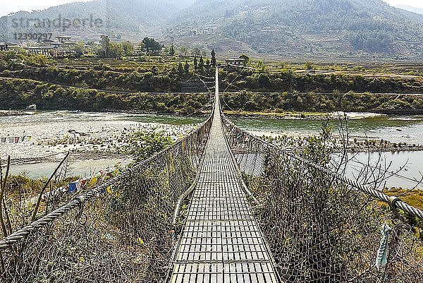 Längste Hängebrücke von Bhutan über den Fluss Puna Tsang Chhu  Punakha  Bhutan  Asien