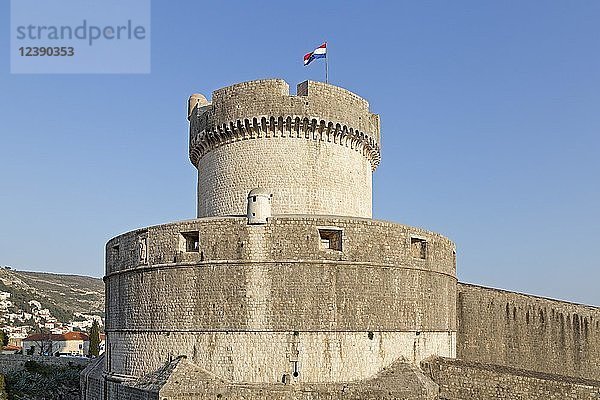 Minceta-Fort mit kroatischer Nationalflagge  Stadtmauer  Altstadt  Dubrovnik  Kroatien  Europa