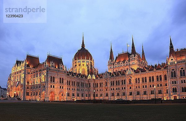 Beleuchtetes Parlamentsgebäude in der Abenddämmerung  Budapest  Ungarn  Europa