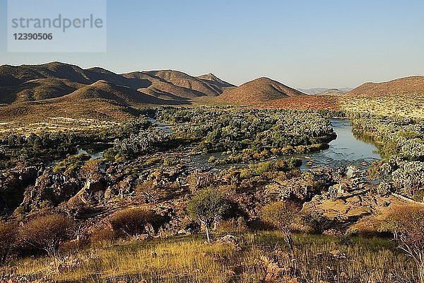 Blick auf eine weite Landschaft mit Kunene-Fluss und Epupa-Fällen  Kaokoveld  Namibia  Afrika