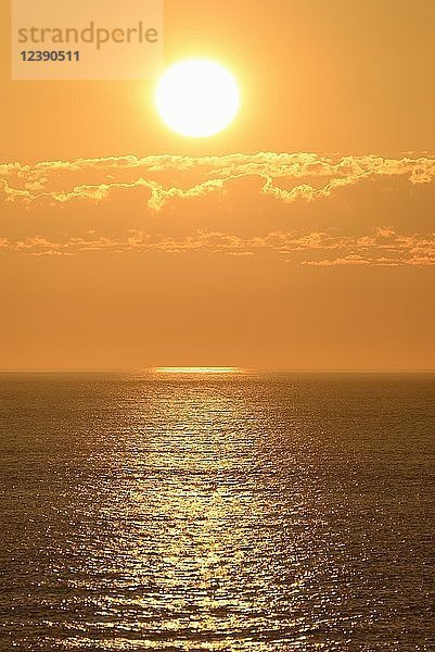 Sonnenuntergang mit Wolkenband über der Nordsee  Norderney  Ostfriesische Inseln  Niedersachsen  Deutschland  Europa